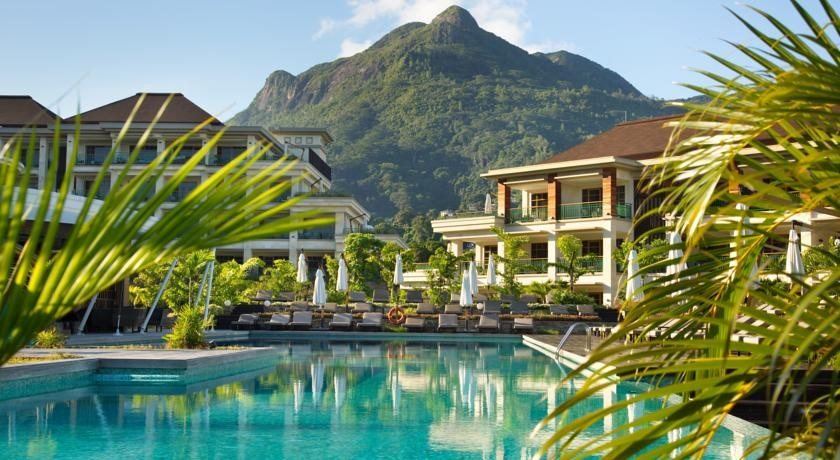 Basen i budynki Savoy Seychelles Resort & Spa na tle gór