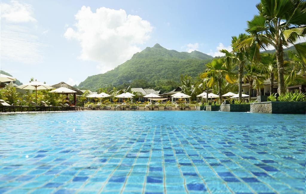 Basen hotelu STORY Seychelles w tropikalnym ogrodzie